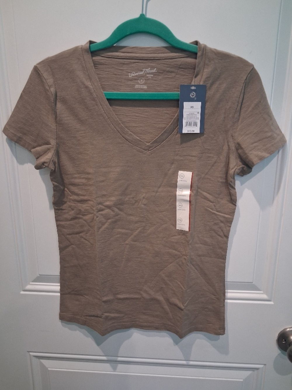 NWT--UNIVERSAL THREAD WOMEN'S COTTON SHORT SLEEVED TOP!
